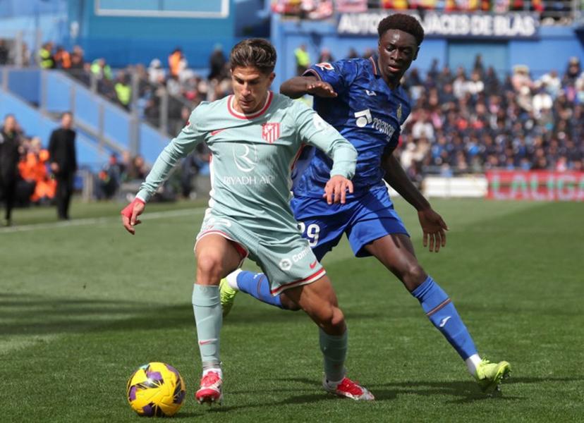 Getafe's Spanish forward #29 Coba da Costa fights for the ball with Atletico Madrid's Argentine forward #22 Giuliano Simeone Lucero during the Spanish league football match between Getafe CF and Club Atletico de Madrid at the Coliseum Alfonso Perez stadium in Getafe on March 9, 2025. Pierre-Philippe MARCOU / AFP